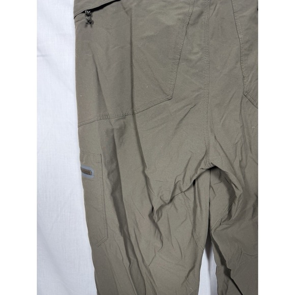 LL Bean Cargo Pants Men's 30x34 Khaki Nylon Spandex Outdoor Travel Lightweight - Picture 12 of 13